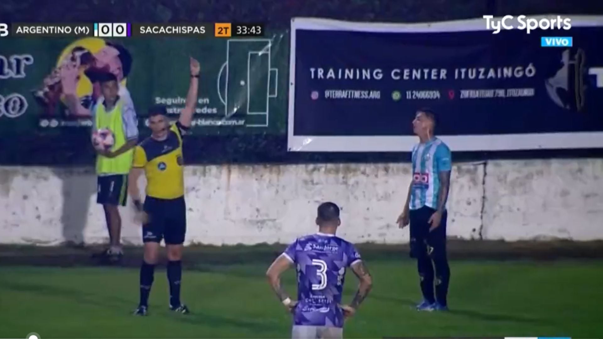 Momento en el que el jugador es expulsado por orinar en la cancha.