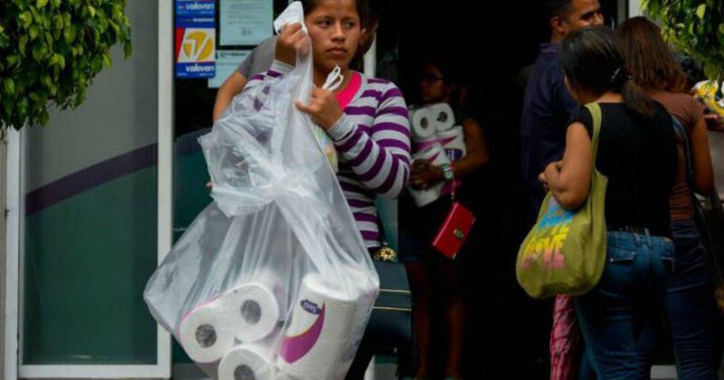 Los venezolanos seguirán sumidos en una profunda crisis económica pues como se sabe, un millón de bolívares, unos 25 centavos de dólar, insuficientes para comprar una barra de pan, serán un bolívar. Y ese bolívar a su vez representa 100 billones de bolívares de 2007, reflejo de una increíble erosión