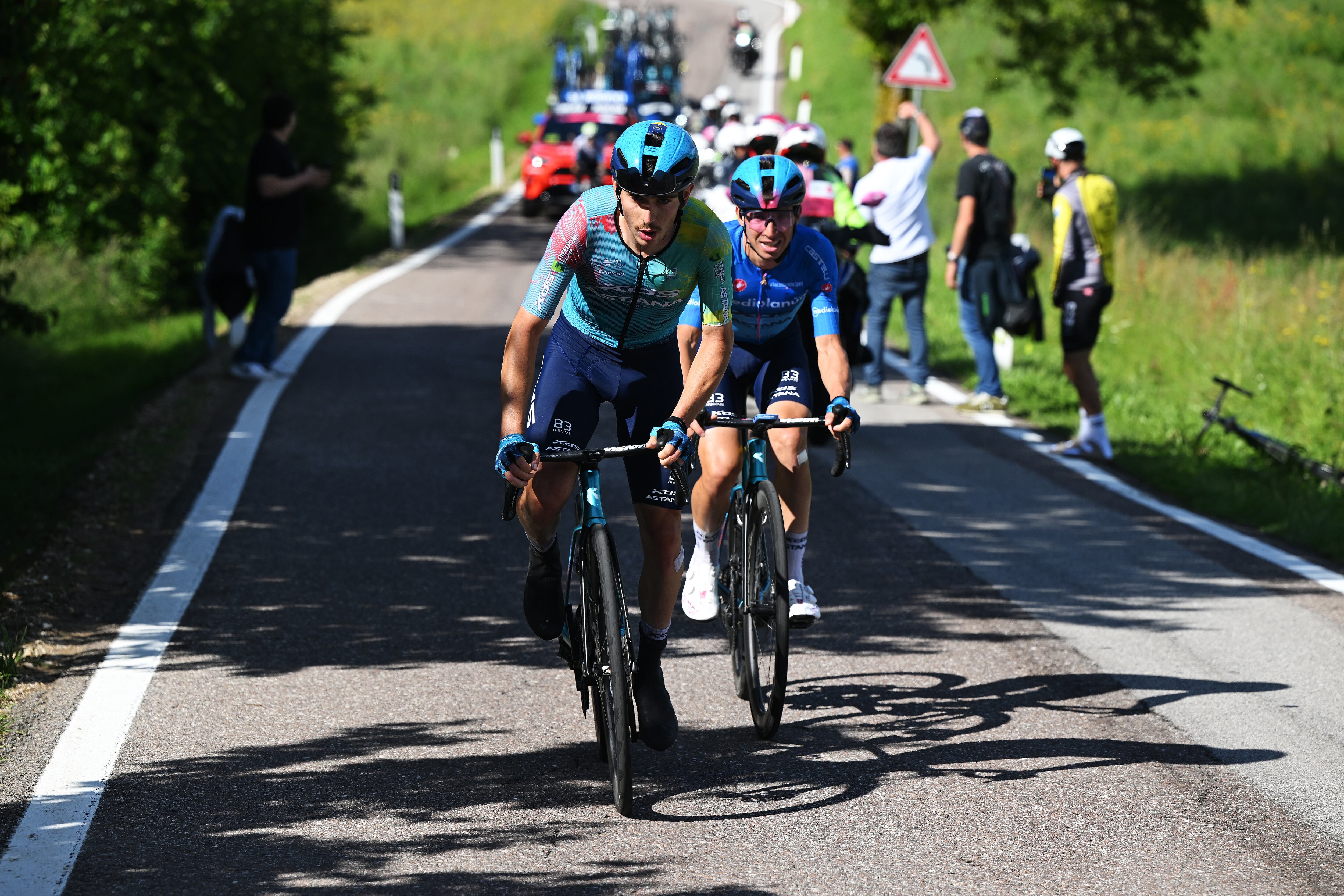 Christian Scaroni y Lorenzo Fortunato cruzaron juntos la línea de meta en la etapa reina del Giro de Italia 2025.