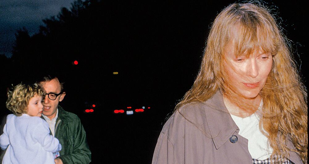 Dylan, aquí en brazos de su padre, asegura en el programa que él la acosaba todo el tiempo hasta que abusó de ella en el ático de su casa en 1992. 