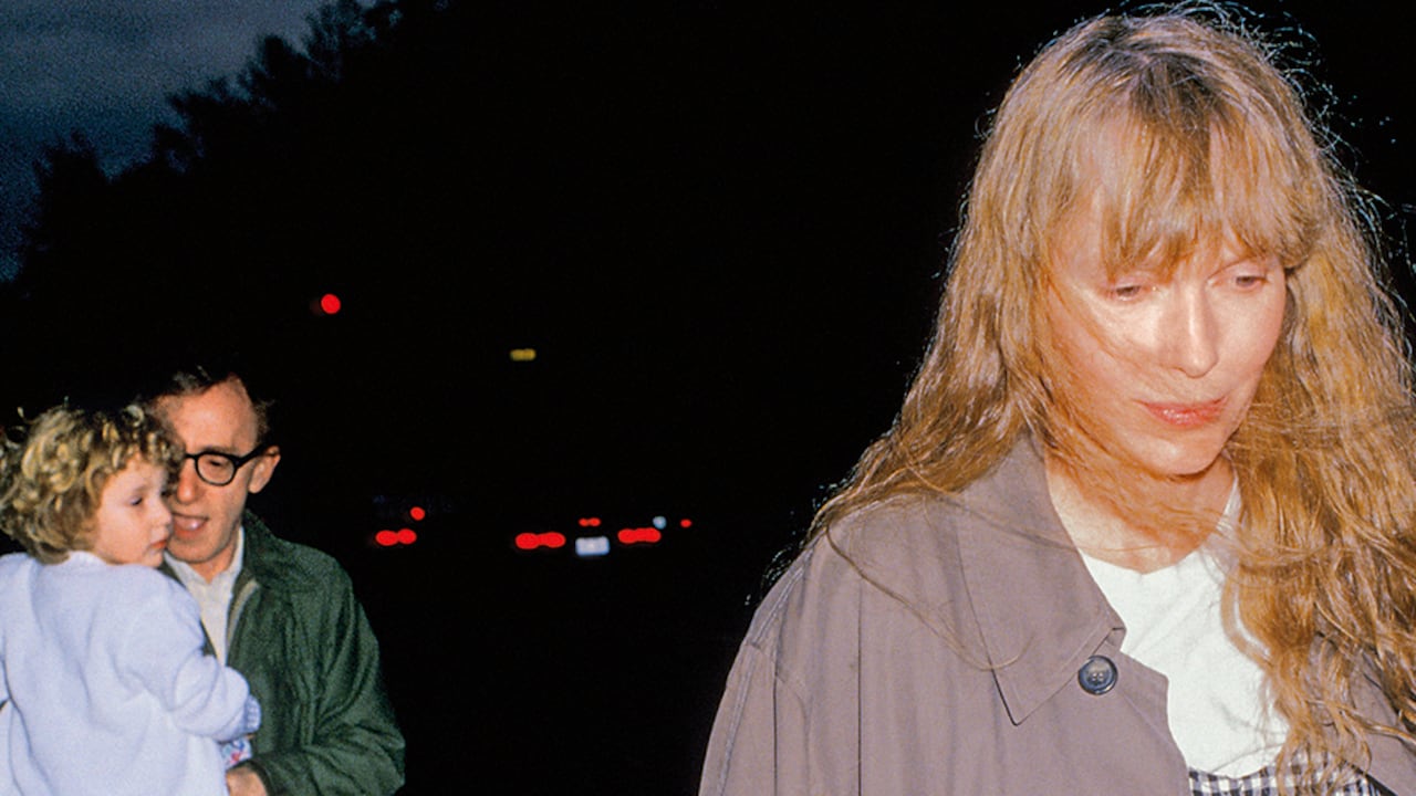 Dylan, aquí en brazos de su padre, asegura en el programa que él la acosaba todo el tiempo hasta que abusó de ella en el ático de su casa en 1992.