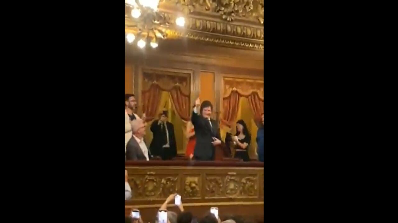 La presencia de Milei desencadenó situaciones poco usuales para el histórico teatro. Foto X: @ElTrumpista