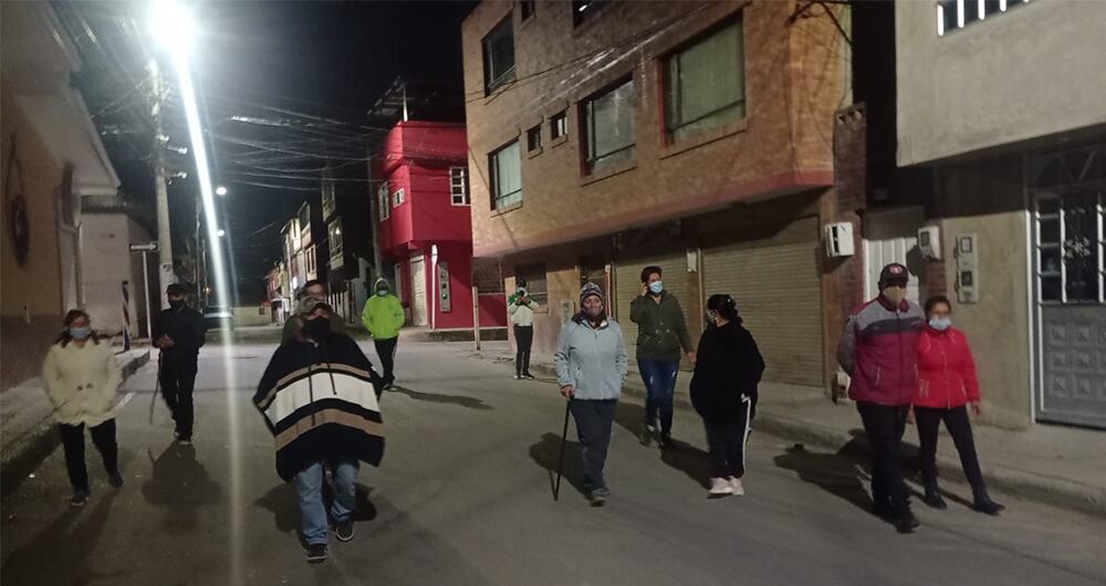 Alrededor de 25 habitantes del barrio San Francisco (Madrid) salen en la madrugada armados con palos y bates para repeler a posibles delincuentes que intentan robar en su sector.