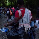 Cruce de migrantes por el Tapón del Darién.