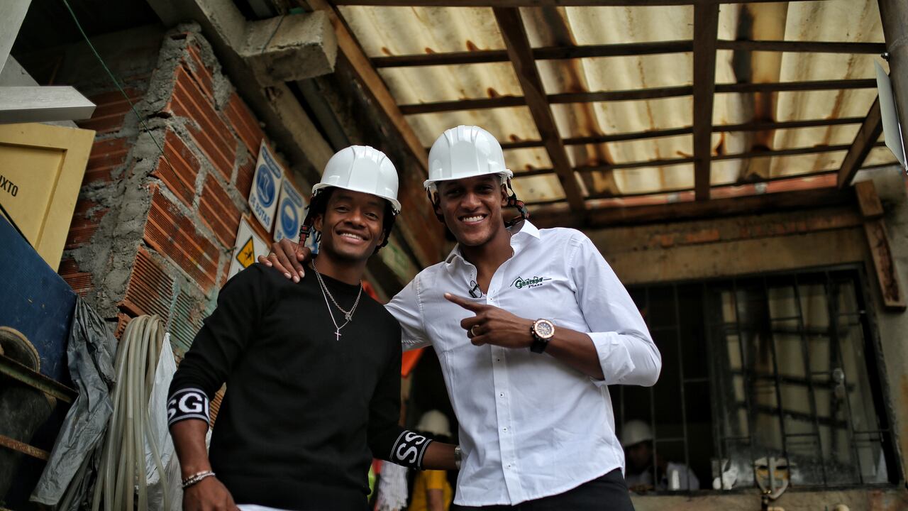 Yerry Mina y Juan Guillermo Cuadrado en la construcción del Centro Comercial Guatapé Plaza