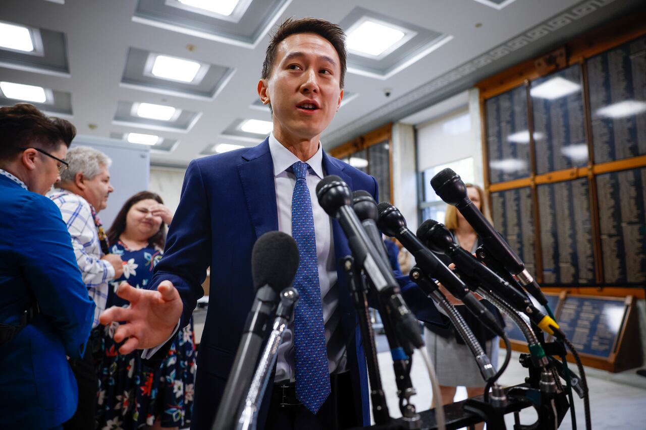 El director ejecutivo de TikTok, Shou Zi Chew, habla con los medios de comunicación antes de testificar ante el Comité de Comercio y Energía de la Cámara en el edificio de oficinas Rayburn House en Capitol Hill el 23 de marzo de 2023