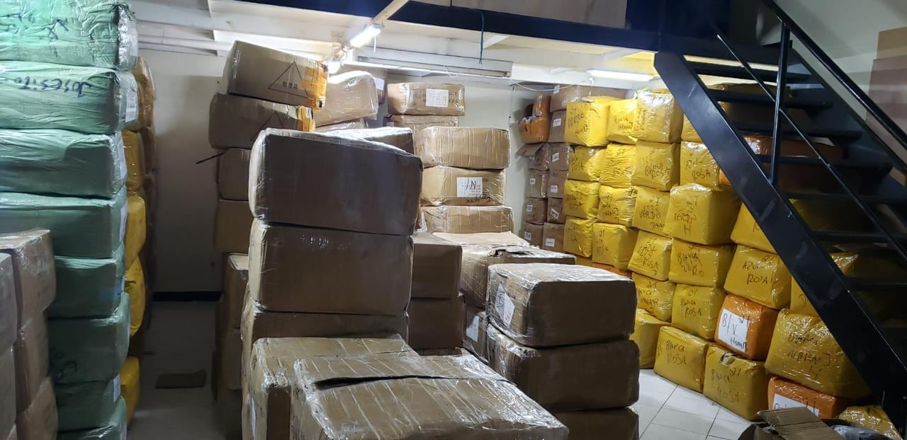 La POLFA y la DIAN propinaron un duro golpe al contrabando de confecciones, calzado y perfumería, en un reconocido centro comercial utilizado para el acopio de mercancías, ubicado en la localidad de Mártires.