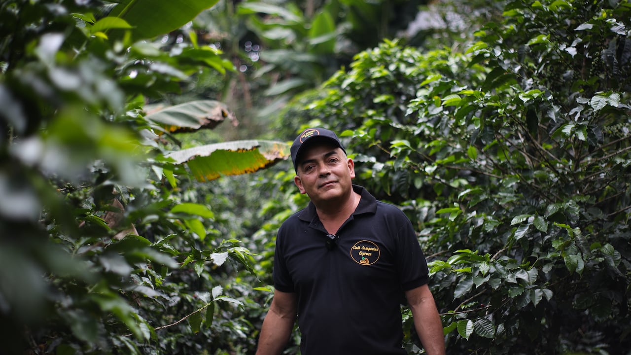 Luis Alfonso Ávila, beneficiario del programa Bienestar Rural de Compensar en la vereda Boca de Monte.