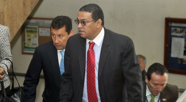 El fiscal de la Unidad de Vida, Antonio Luis González. Tras el el abogado de la familia Colmenares, Jaime Lombana.