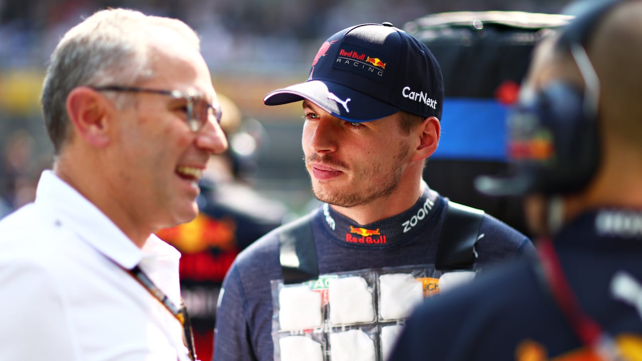 Stefano Domenicali compartiendo con Max Verstappen en el GP de México.