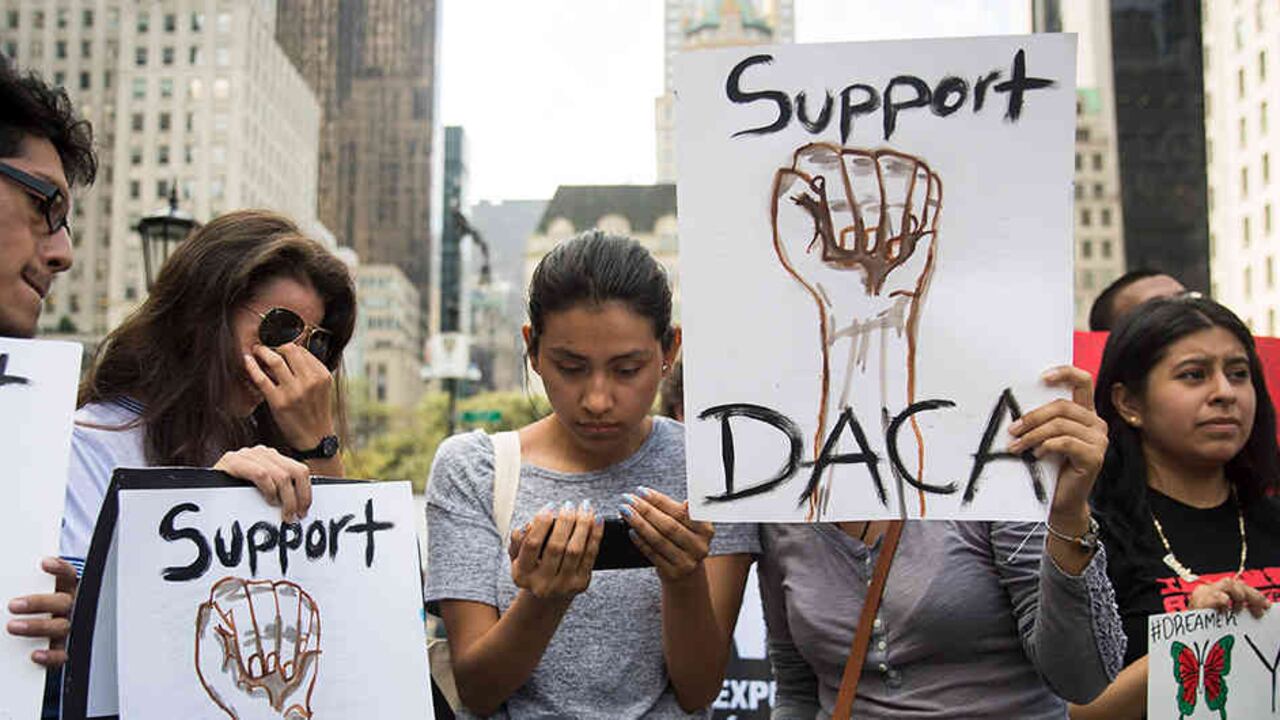 DACA es la sigla en inglés del programa Acción Diferida para los Llegados en la Infancia.