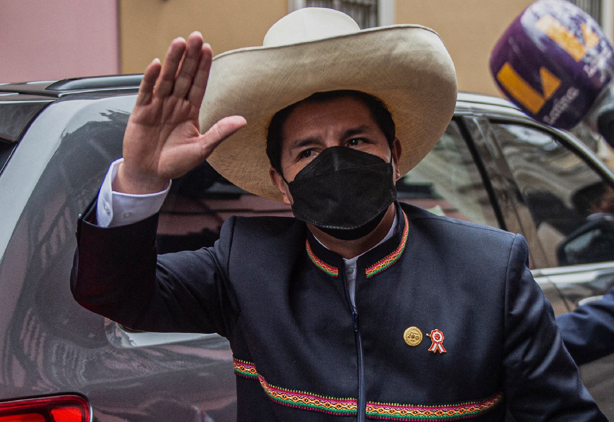 El presidente electo de Perú, Pedro Castillo, saluda a su llegada al Ministro de Relaciones Exteriores en el Palacio Torre Tagle antes de la ceremonia de inauguración en Lima, el 28 de julio de 2021. - El maestro de escuela rural Pedro Castillo jura el miércoles como presidente de Perú sin vínculos con las élites que han gobernado el país andino durante décadas, y una bandeja de entrada llena: domesticar la epidemia de coronavirus, reactivar una economía en decadencia y acabar con años de agitación política. (Foto de Ernesto BENAVIDES / AFP)