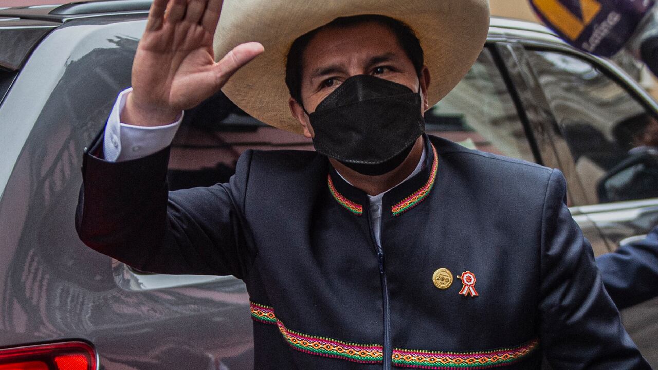 El presidente electo de Perú, Pedro Castillo, saluda a su llegada al Ministro de Relaciones Exteriores en el Palacio Torre Tagle antes de la ceremonia de inauguración en Lima, el 28 de julio de 2021. - El maestro de escuela rural Pedro Castillo jura el miércoles como presidente de Perú sin vínculos con las élites que han gobernado el país andino durante décadas, y una bandeja de entrada llena: domesticar la epidemia de coronavirus, reactivar una economía en decadencia y acabar con años de agitación política. (Foto de Ernesto BENAVIDES / AFP)