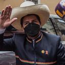 El presidente electo de Perú, Pedro Castillo, saluda a su llegada al Ministro de Relaciones Exteriores en el Palacio Torre Tagle antes de la ceremonia de inauguración en Lima, el 28 de julio de 2021. - El maestro de escuela rural Pedro Castillo jura el miércoles como presidente de Perú sin vínculos con las élites que han gobernado el país andino durante décadas, y una bandeja de entrada llena: domesticar la epidemia de coronavirus, reactivar una economía en decadencia y acabar con años de agitación política. (Foto de Ernesto BENAVIDES / AFP)