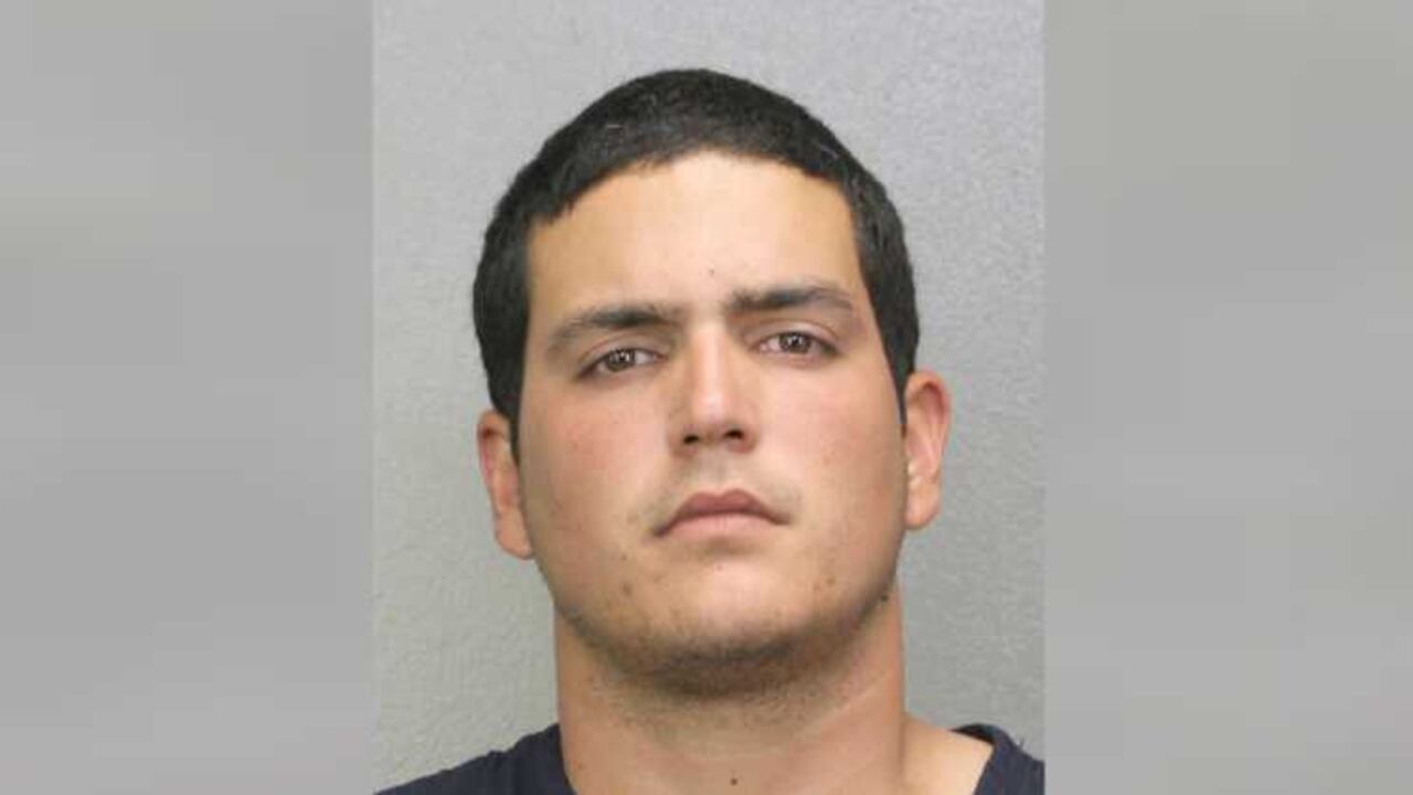 Fidel Lopez, residente en una barriada del noroeste de Miami, llamó a la policía este domingo, porque su novia, Maria Nemeth, de 31 años tenía dificultades para respirar.