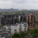 Una vista aérea de los edificios residenciales dañados y la planta de acero Azovstal al fondo en la ciudad portuaria de Mariupol el 18 de mayo de 2022, en medio de la acción militar rusa en curso en Ucrania. (Foto de Andrey BORODULIN / AFP)