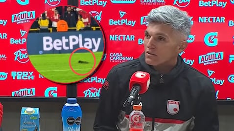 Una crítica de Daniel Torres (der.), jugador de Santa Fe, al estado de la grama de El Campín.