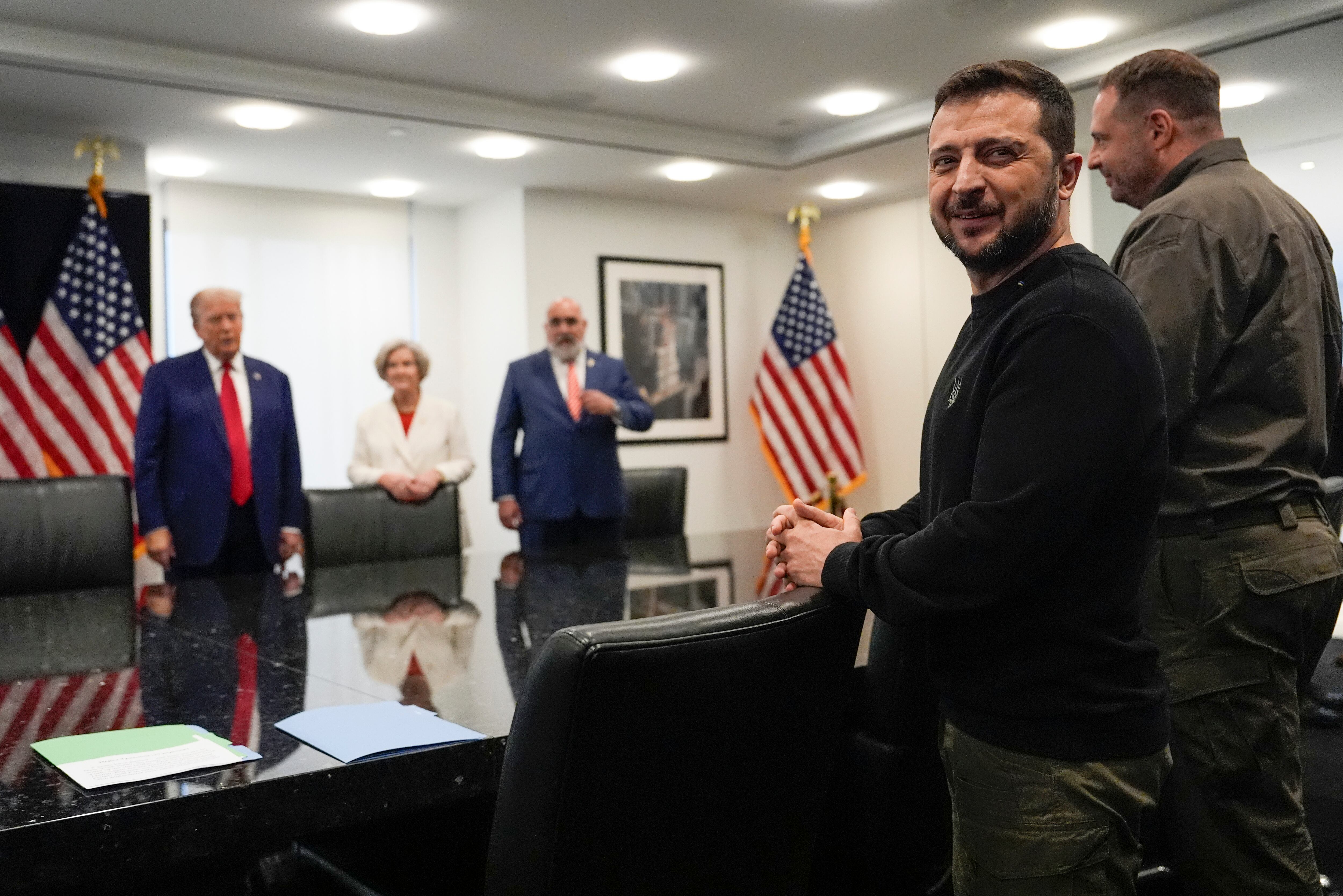 El expresidente Donald Trump, candidato presidencial republicano, se reúne con el presidente de Ucrania, Volodymyr Zelenskyy, en la Torre Trump, el viernes 27 de septiembre de 2024, en Nueva York. (Foto AP/Julia Demaree Nikhinson)
