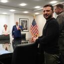 El expresidente Donald Trump, candidato presidencial republicano, se reúne con el presidente de Ucrania, Volodymyr Zelenskyy, en la Torre Trump, el viernes 27 de septiembre de 2024, en Nueva York. (Foto AP/Julia Demaree Nikhinson)