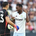 Dibu Martínez y Jhon Durán, rivales con sus selecciones, pero compañeros con Aston Villa.