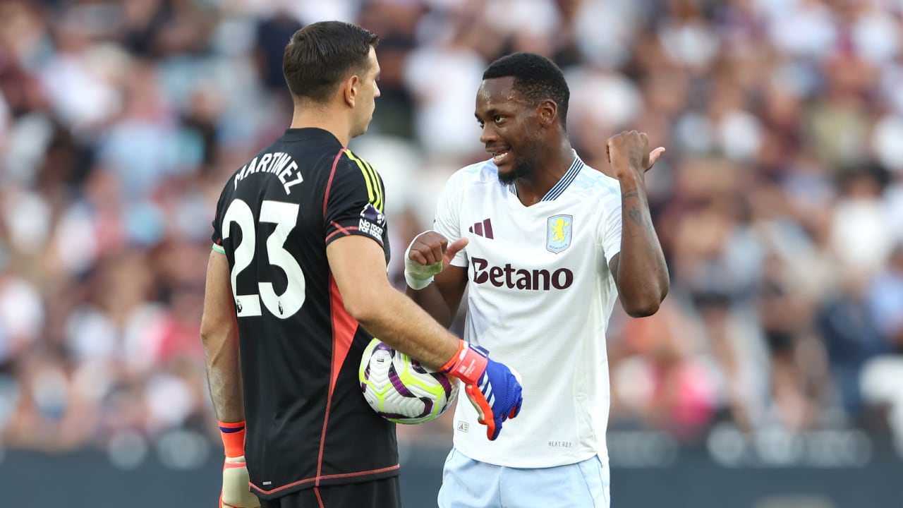 Dibu Martínez y Jhon Durán, rivales con sus selecciones, pero compañeros con Aston Villa.