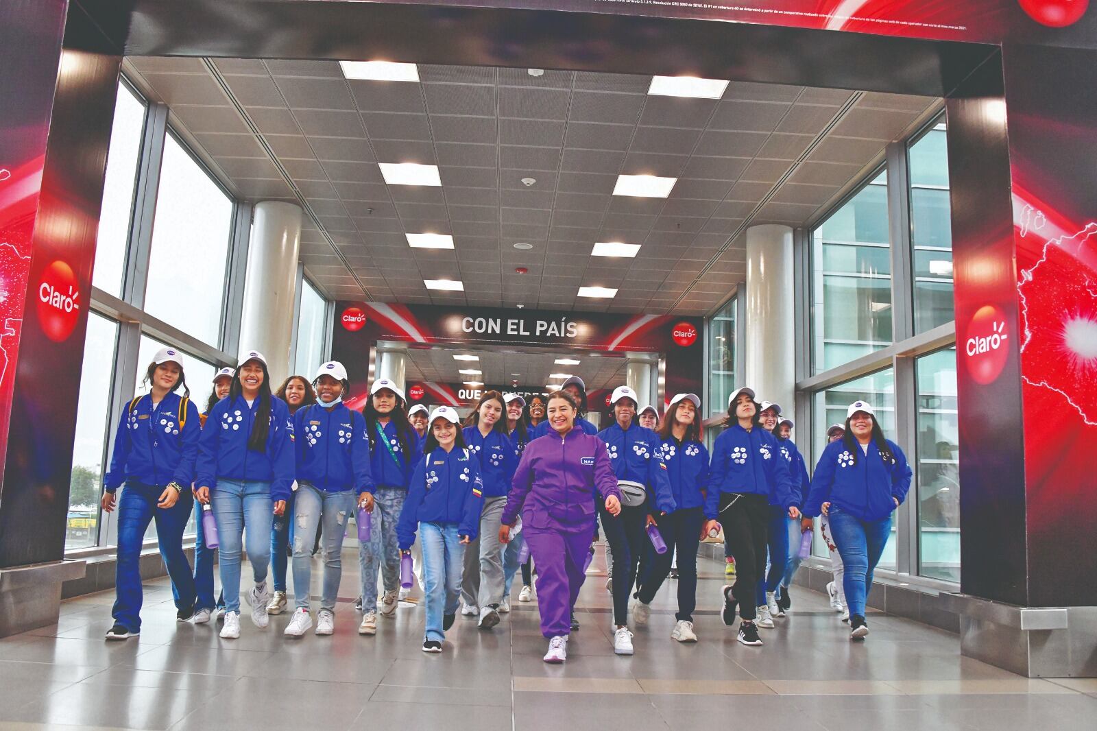 Nadia Sánchez, CEO de la Fundación She Is, junto a un grupo de jóvenes colombianas con las que viajó a la Nasa como parte del programa para fortalecer habilidades STEM.