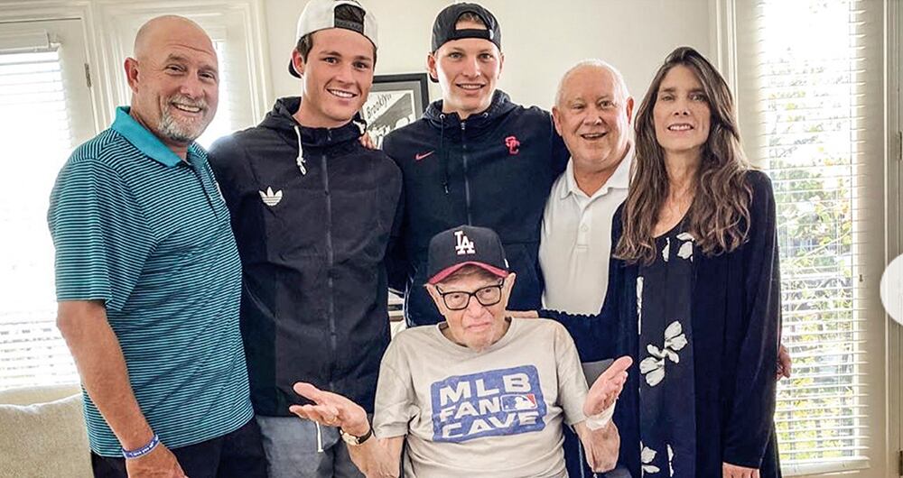   Una de las últimas fotos del conductor, muy frágil, rodeado por sus cinco hijos, Larry Jr., Cannon, Chance, Andy y Chaia. Estos dos últimos murieron el año pasado con solo un mes de diferencia.    