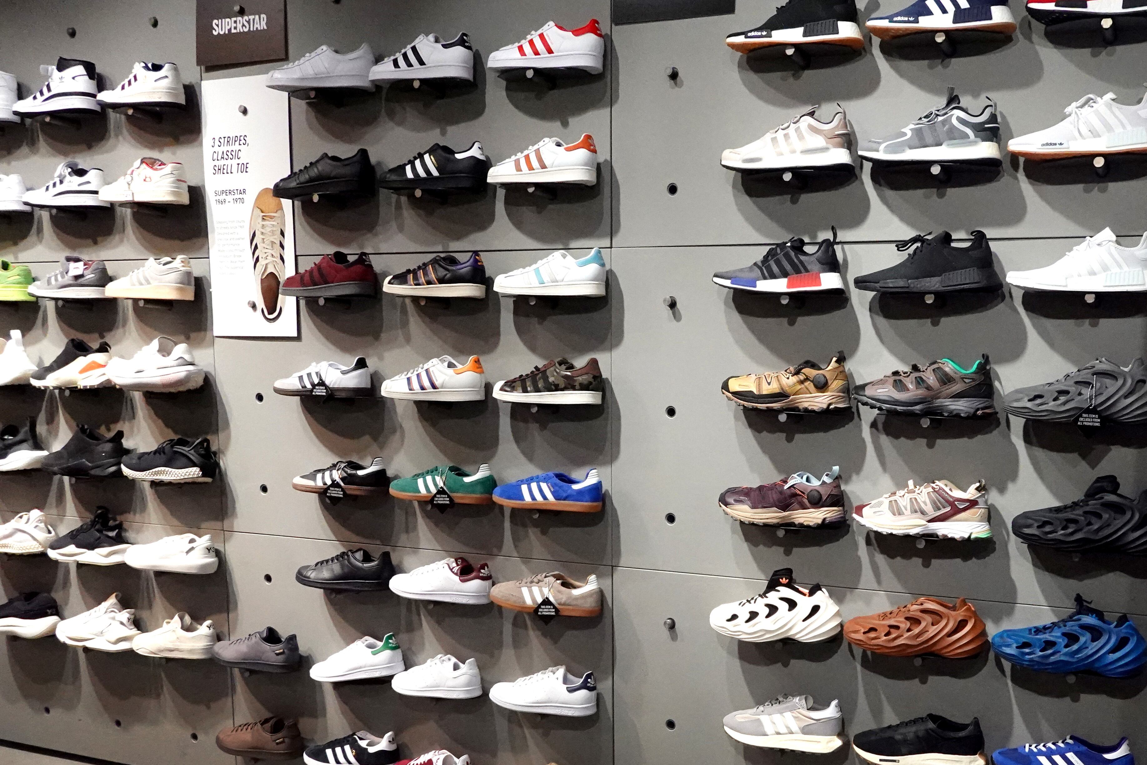 La colección hecha con el rapero Kaney West se encuentra en bodegas.