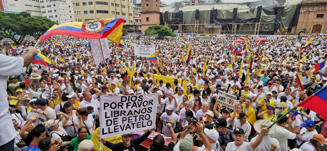 No caben los caleños en la Plaza de San Francisco. En el lugar se encuentra una tarima en donde se encuentra diversas personalidades políticas, entre ellas Marelen Castillo.