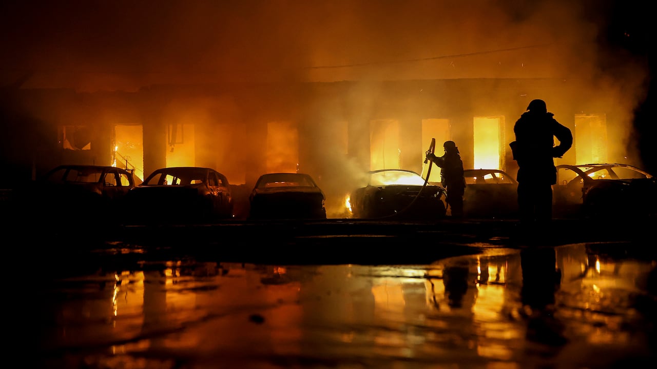 Trabajadores de rescate disiparon un incendio de coches destruidos por un ataque ruso con drones en Zaporizhzhia, Ucrania, el miércoles 18 de junio de 2025.