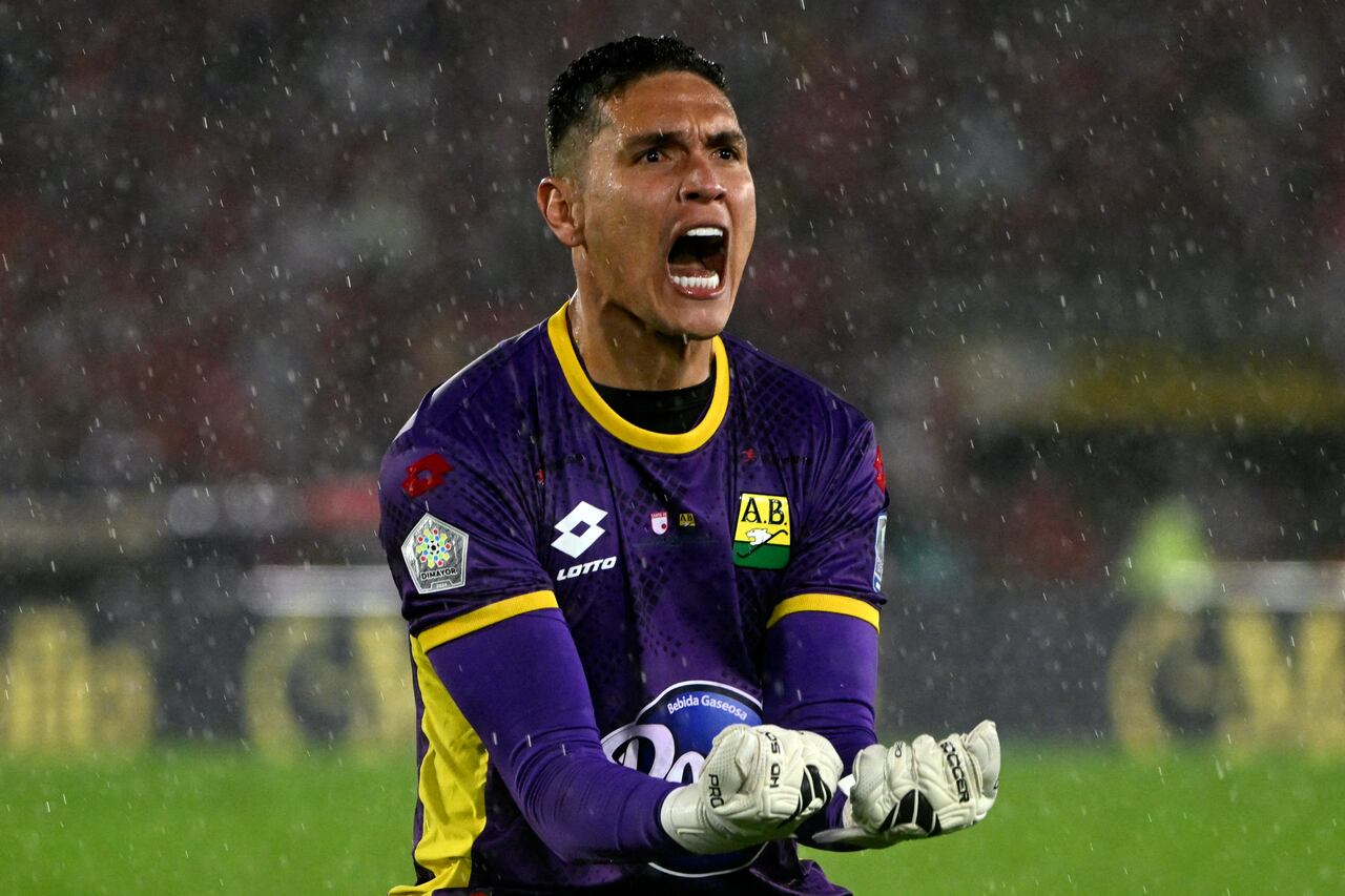 El portero de Bucaramanga, Aldair Quintana, celebra el triunfo de su equipo.