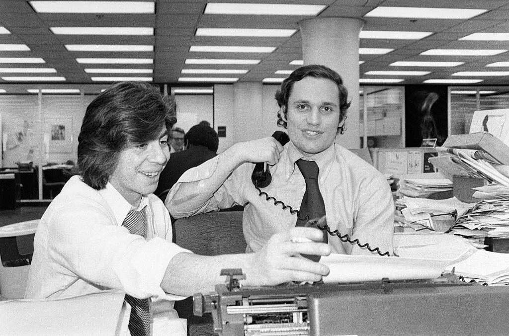 Al anunciar la medalla de oro, el fideicomisario de la Universidad de Columbia citó a dos reporteros del Post: Carl Bernstein (izquierda), de 29 años, y Robert Woodward (derecha), de 30. Ambos aparecen en la sala de la ciudad poco después del anuncio.