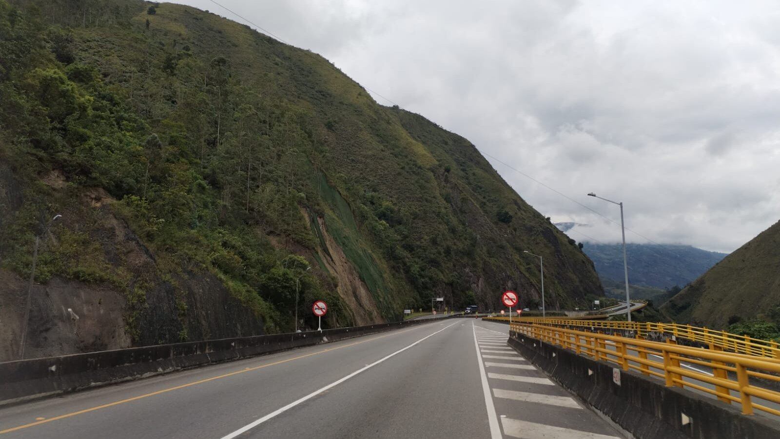 La vía fue cerrada durante varios minutos mientras que los organismos de emergencia atiendo la situación.
