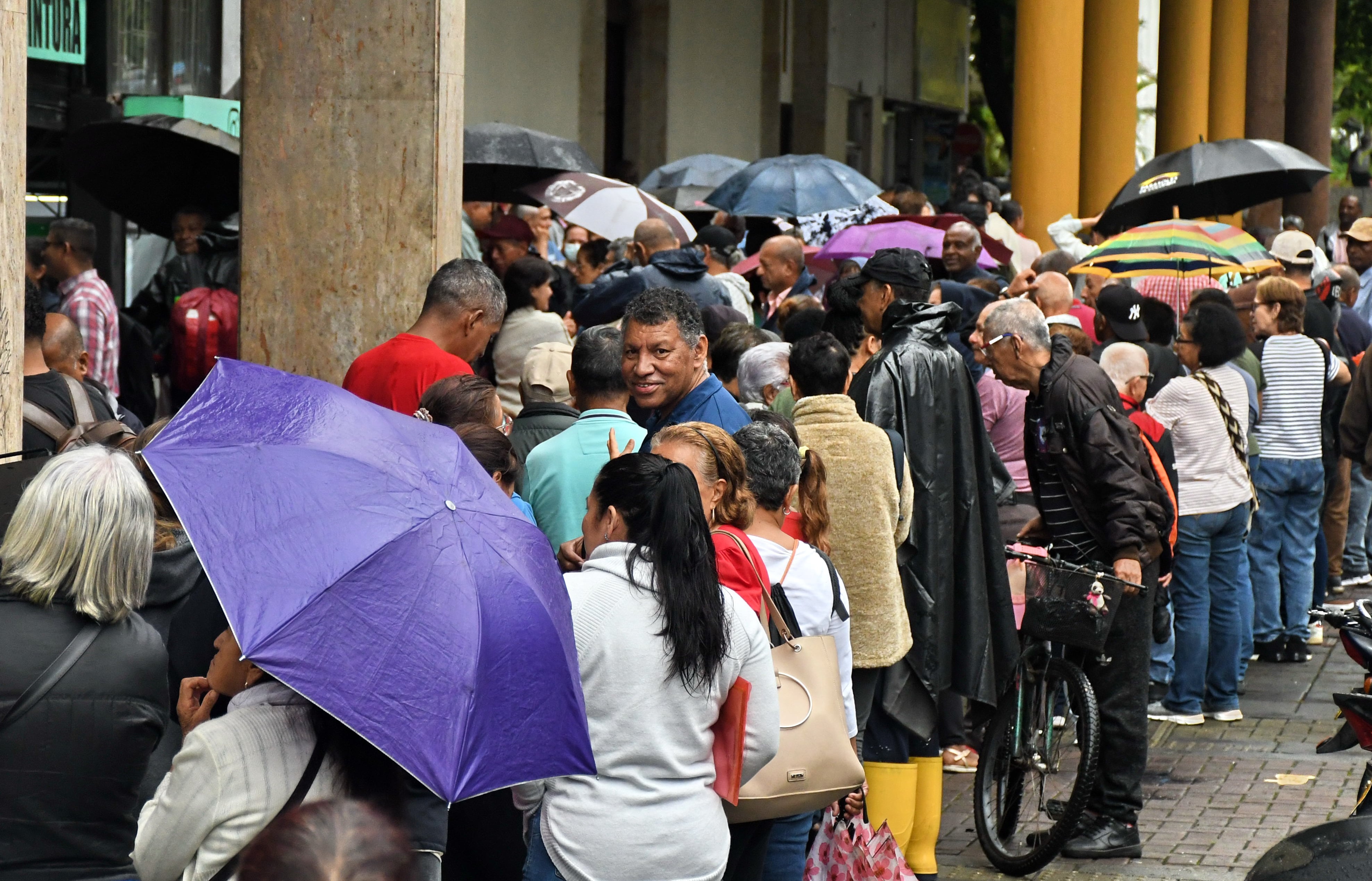 Cali: Se agudiza la crisis para reclamar medicamentos,  largas filas con personas enfermas, discapacitadas y de la tercera edad desde horas de la madrugada bajo la lluvia de la ola invernal. Fotos José L Guzmán