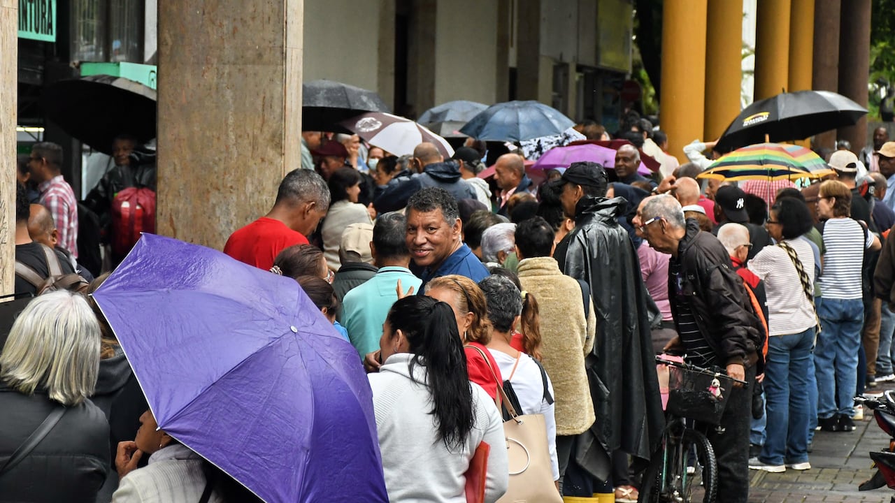 Se agudiza la crisis para reclamar medicamentos: largas filas con personas enfermas, discapacitadas y de la tercera edad desde horas de la madrugada, reportan en Cali. Fotos José L. Guzmán /El País.