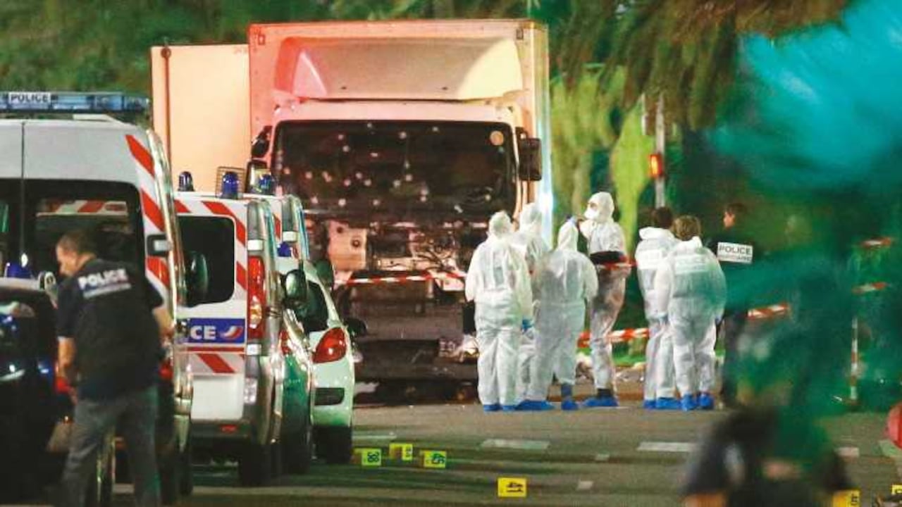 EL CAMIÓN: El vehículo empleado para cometer la matanza pesaba varias toneladas, aceleró a 90 kilómetros por hora y zigzagueó para maximizar el número de víctimas.