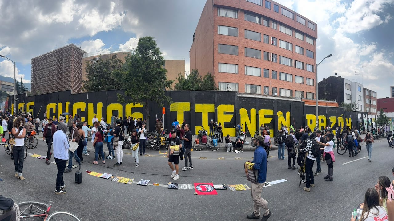 En Bogotá, en la calle 45 con carrera 7, varios artistas pintan el mural "Las cuchas tienen razón"
