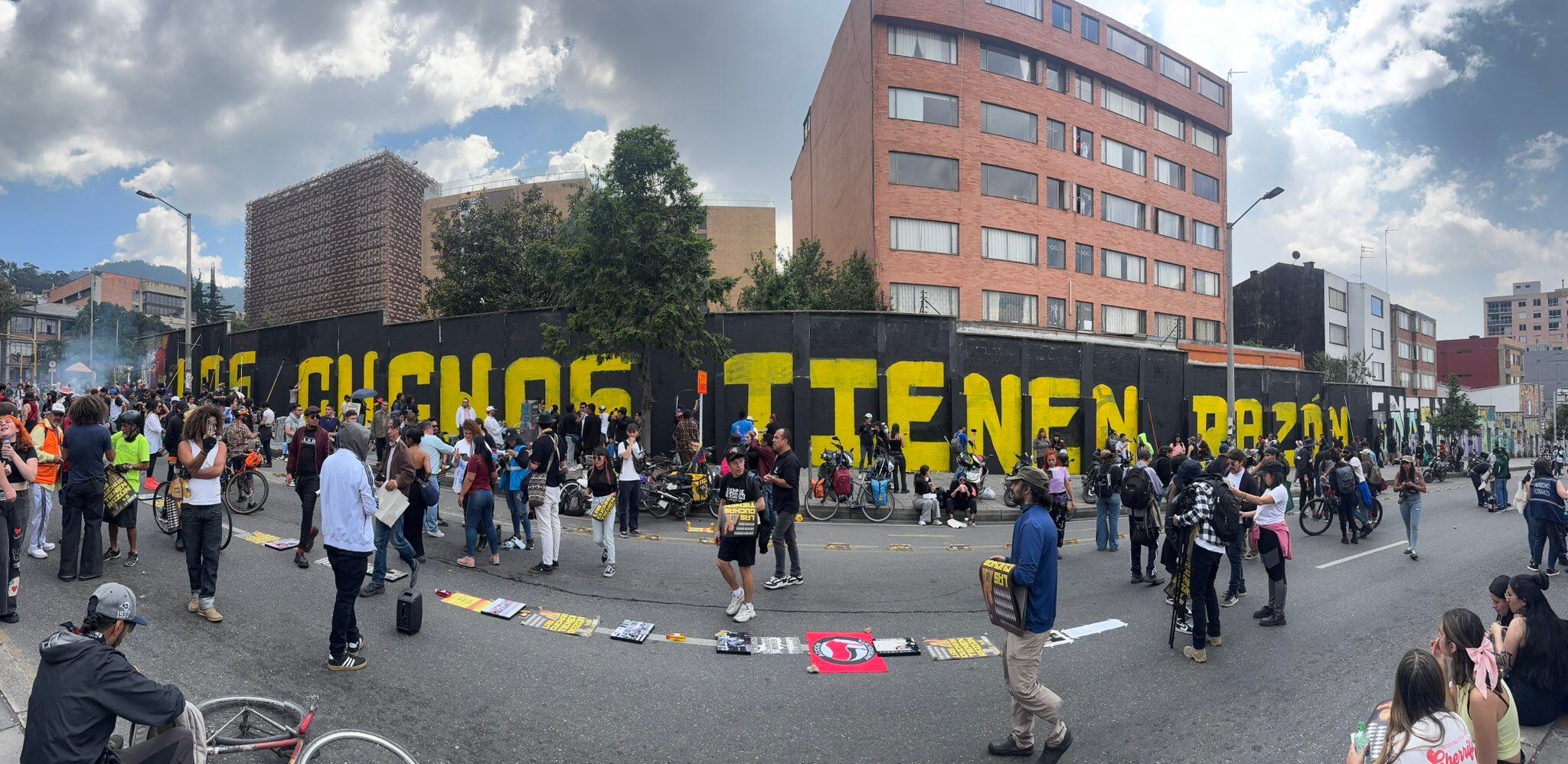 En Bogotá, en la calle 45 con carrera 7, varios artistas pintan el mural "Las cuchas tienen razón"