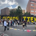 En Bogotá, en la calle 45 con carrera 7, varios artistas pintan el mural "Las cuchas tienen razón"