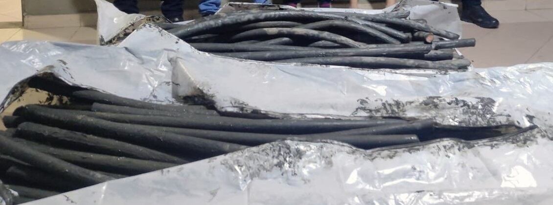 Las personas detenidas fueron sorprendidas con una importante cantidad de cable multipar telefónico que al parecer pretendían hurtar para posteriormente fundirlo y extraer el cobre