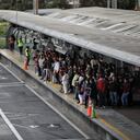 Trasmilenio portal norte, buses llenos, gente esperando bus en cuarentena estricta