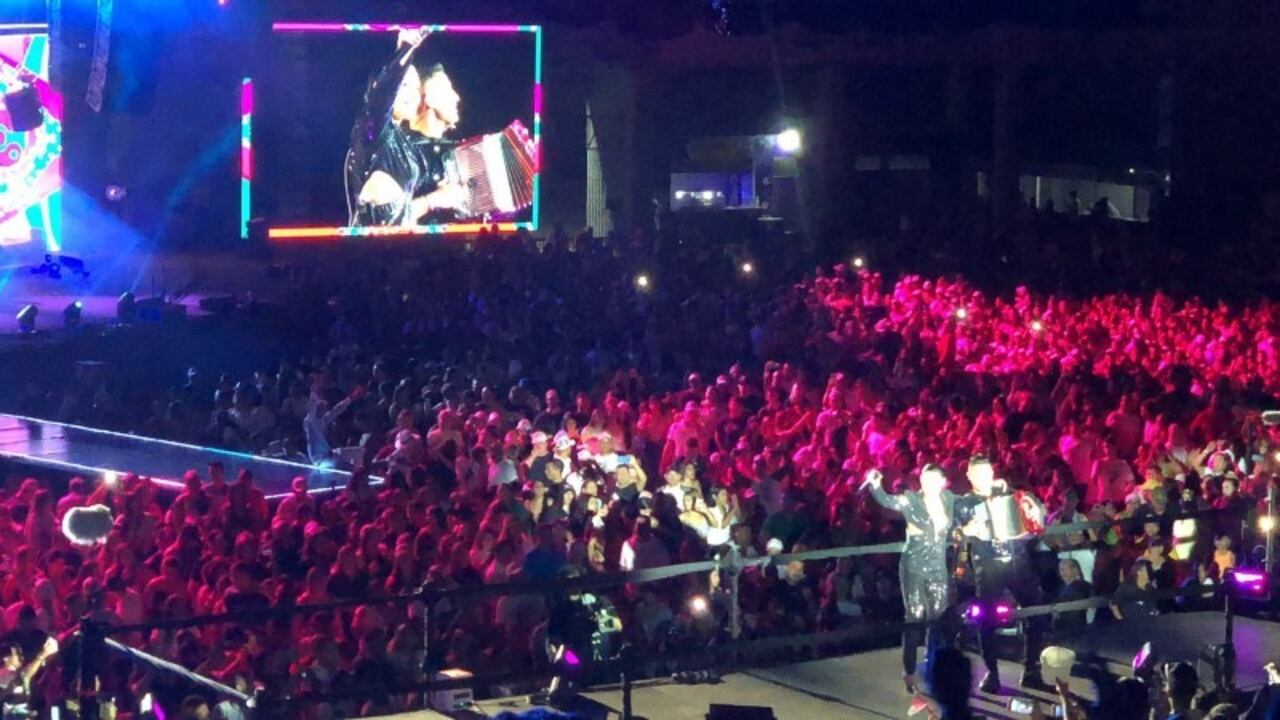 La artista en el escenario vestida de negro brillante, entregando un show a sus seguidores.