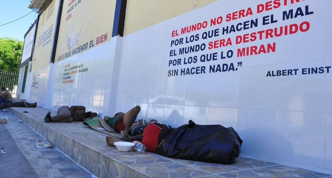 Las afueras del colegio se han convertido en el dormitorio de los habitantes de calle
