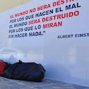 Las afueras del colegio se han convertido en el dormitorio de los habitantes de calle