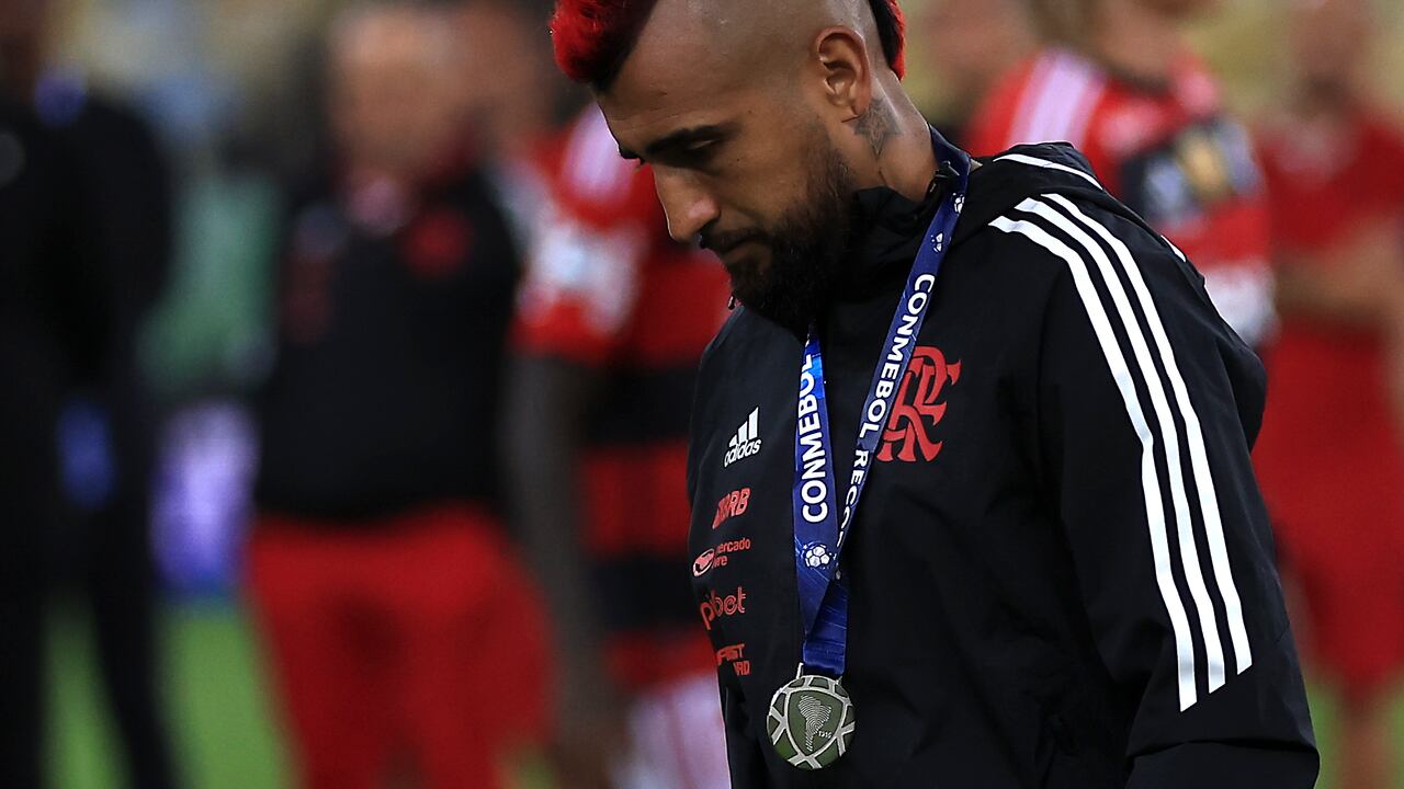 RIO DE JANEIRO, BRAZIL - FEBRUARY 28: Arturo Vidal of Flamengo shows his dejection after the second leg of the CONMEBOL Recopa Sudamericana 2023 between Flamengo and Independiente del Valle at Maracana Stadium on February 28, 2023 in Rio de Janeiro, Brazil. (Photo by Buda Mendes/Getty Images)