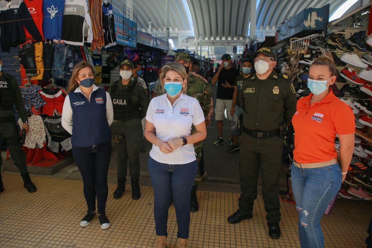 La alcaldesa Virna Johnson, junto al resto de autoridades, durante sus visita al Mercado Público.