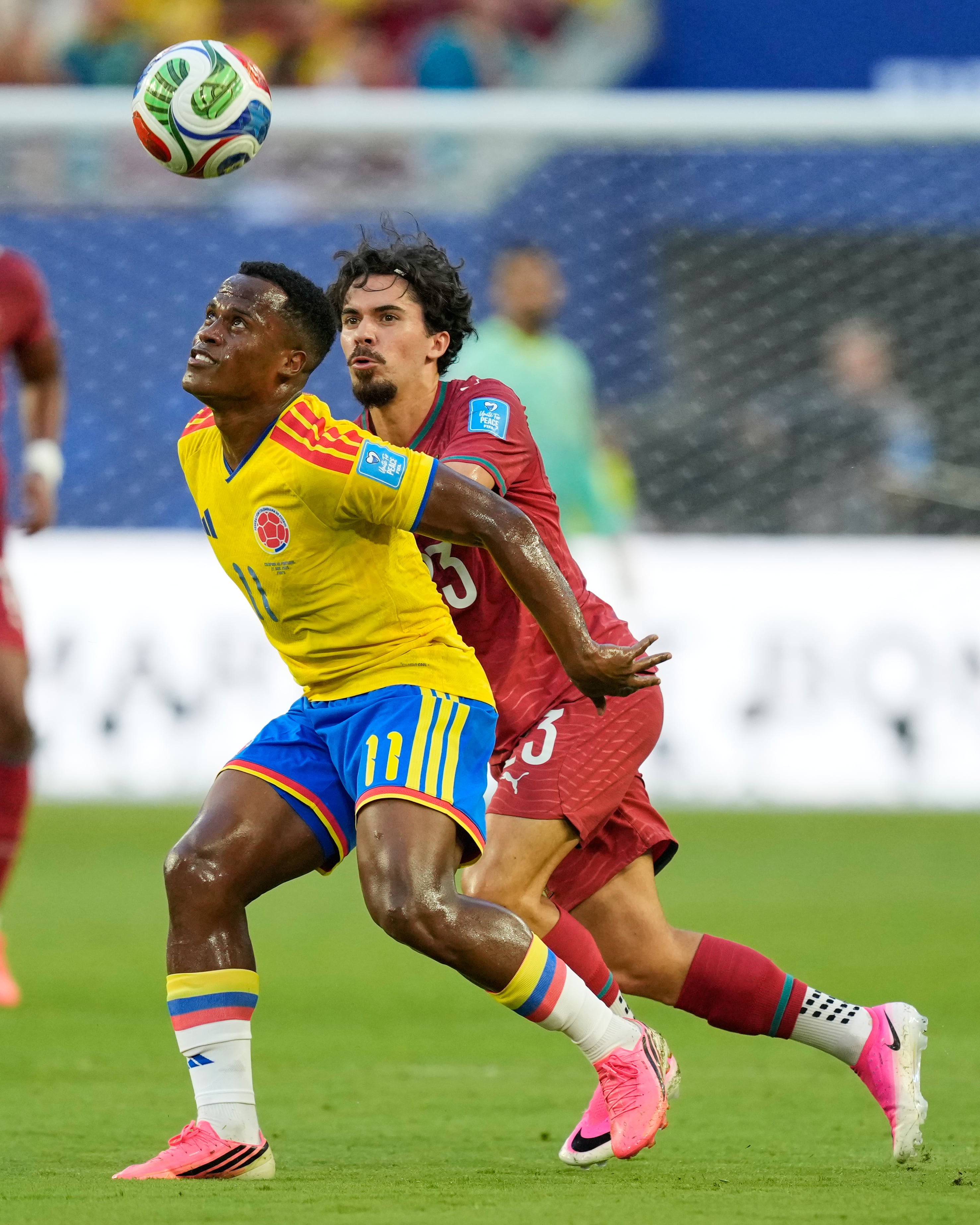 Jhon Arias disputa un balón con Vitinha, de Portugal en el Mundial 2026