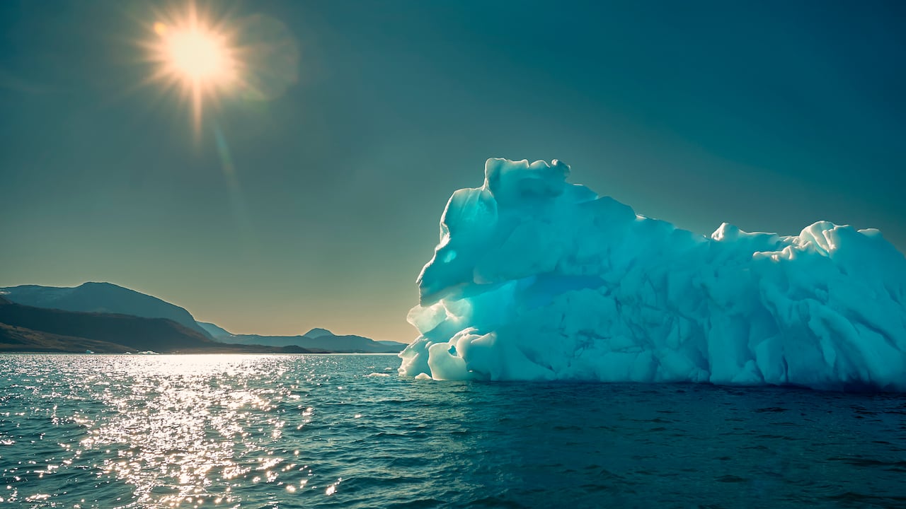 El reciente derretimiento significativo del hielo marino también puede explicar una mayor absorción de luz solar por parte de los océanos.