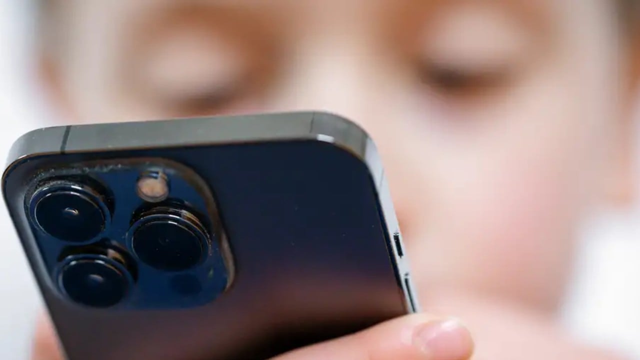 ¿Cuándo es el momento adecuado para el primer smartphone? La pregunta ha resonado en miles de hogares, hasta ahora sin respuesta clara.