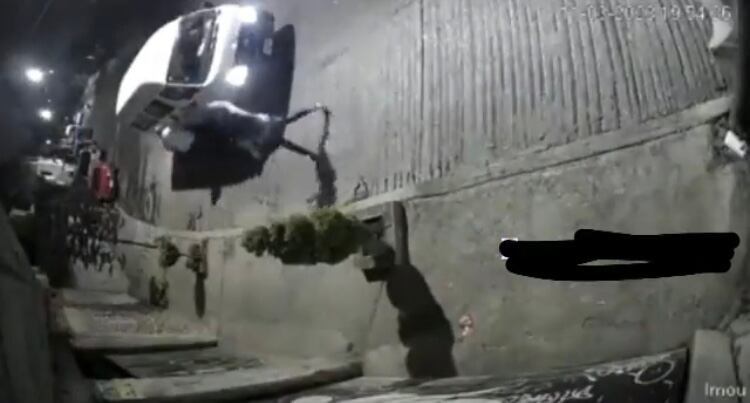 En la segunda imagen, se ve a la mujer perseguir al hombre que se acerca a la camioneta, ella grita y se le escucha decir “me quieren violar” y otras cosas que no se entienden claramente.